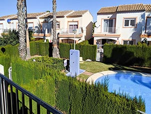 Townhouse with garden, terrace & pool